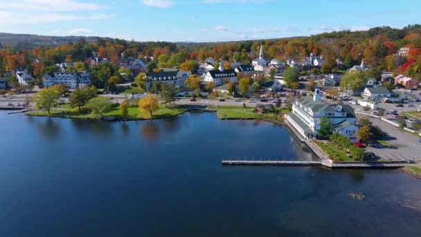 Meredith centrum met herfst gebladerte luchtfoto in de herfst met Meredith Bay in Lake Winnipesaukee, New Hampshire NH, Verenigde Staten.  - Video