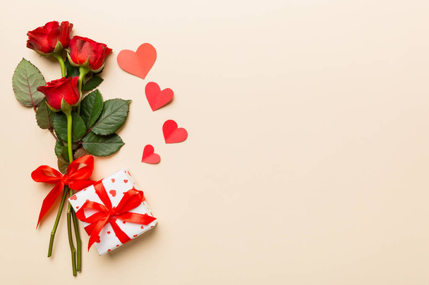 Gül çiçeği, kırmızı kalp ve hediye kutularıyla Sevgililer Günü kompozisyonu. Anneler günü ve doğum günü tebriği, kopyalama alanı, üst görünüm. - Fotoğraf, Görsel