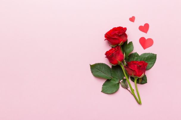 Valentýnská kompozice s růžovým květem a červeným srdcem na stole. Horní pohled, byt ležel, kopírovat prostor Rekreační koncept. - Fotografie, Obrázek