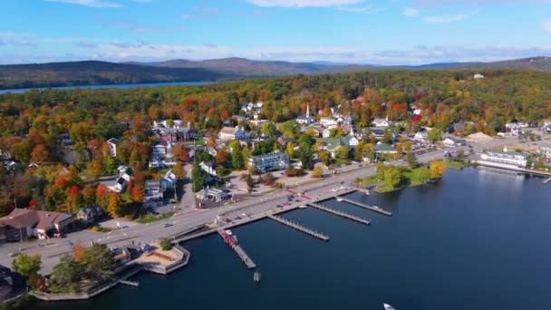 Meredith centrum met herfst gebladerte luchtfoto in de herfst met Meredith Bay in Lake Winnipesaukee, New Hampshire NH, Verenigde Staten.  - Video