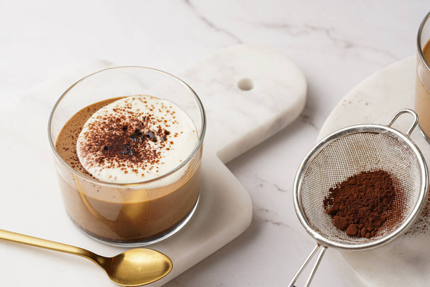 Chocolate italiano y mousse de café postre semifreddo helado medio congelado con crema batida y cacao en polvo en vasos pequeños - Foto, imagen