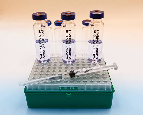 Γυάλινα φιαλίδια με Covid- 19 Vaccine Omicron Variant. Έννοια παραλλαγής Omicron - Φωτογραφία, εικόνα