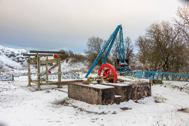 Historyczne wyposażenie górnicze w śniegu w Parku Krajobrazowym Nos Tegg, Macclesfield, Cheshire, UK. - Zdjęcie, obraz