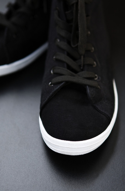Zapatillas negras con suela blanca
 - Foto, Imagen