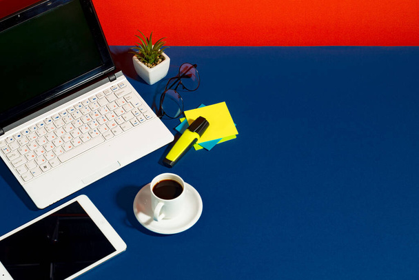 Είδη για επιχειρήσεις σε φωτεινά χρώματα στο γραφείο στο τραπέζι - Φωτογραφία, εικόνα