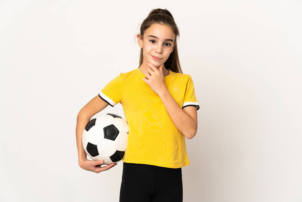 Piccolo giocatore di calcio ragazza isolato su sfondo bianco pensando - Foto, immagini