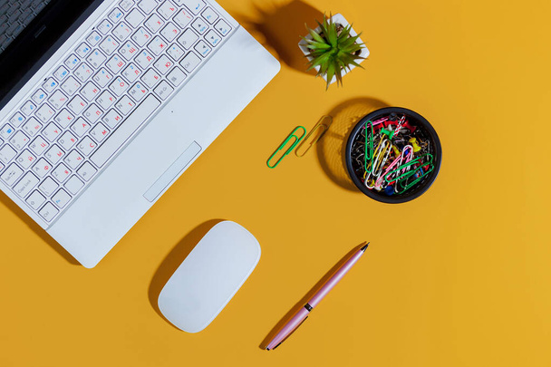 Artículos para negocios en colores brillantes en la oficina sobre la mesa - Foto, Imagen