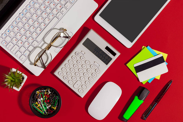 Предметы для бизнеса на яркие цвета в офисе на столе - Фото, изображение