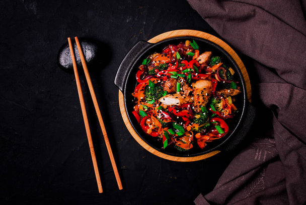 Cozinha asiática, carne teriyaki com legumes, em uma frigideira de ferro fundido, close-up, sem pessoas, - Foto, Imagem