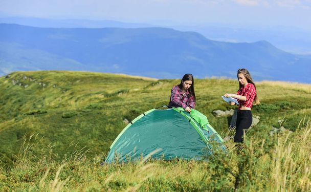 Follow instructions. Group friends set up tent on top mountain. Teamwork concept. Hiking activity. Helpful have partner for raising tent. Camping hiking. Attach necessary structural components tent - Foto, imagen