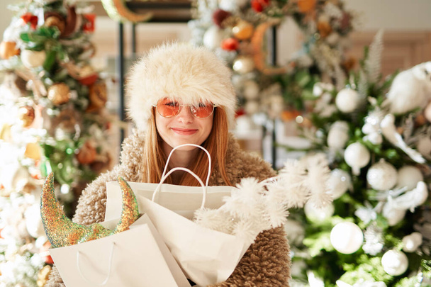 Szczęśliwy klient w centrum handlowym z dekoracjami świątecznymi - Zdjęcie, obraz