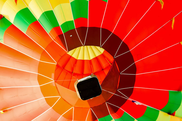 Een ballon in de lucht gezien van onderen. heldere, verzadigde kleuren - Foto, afbeelding