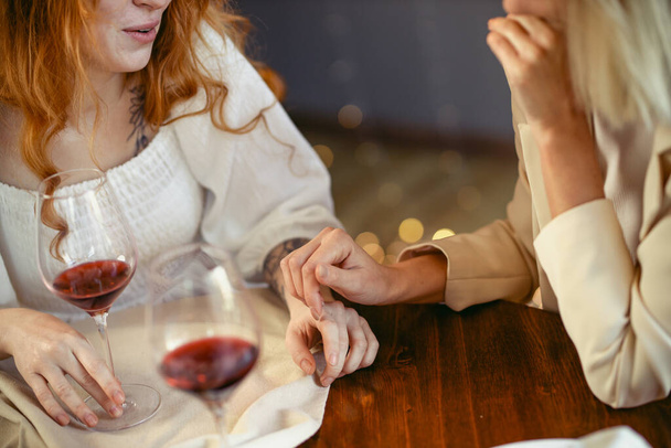 pareja lesbiana cenando en un restaurante Primer plano de las manos de una pareja amorosa - Foto, Imagen