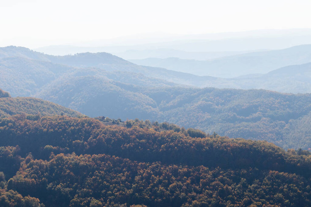 Erstaunliche Herbstlandschaft des Erul-Gebirges in der Nähe des Kamenititsa-Gipfels, Region Pernik, Bulgarien - Foto, Bild
