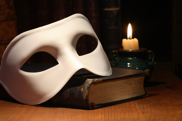 masker op boek - Foto, afbeelding