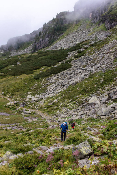 Літня пара вирушає в похід у гори біля Капрана, що в Національному парку Високого Тауерна (Австрія). - Фото, зображення