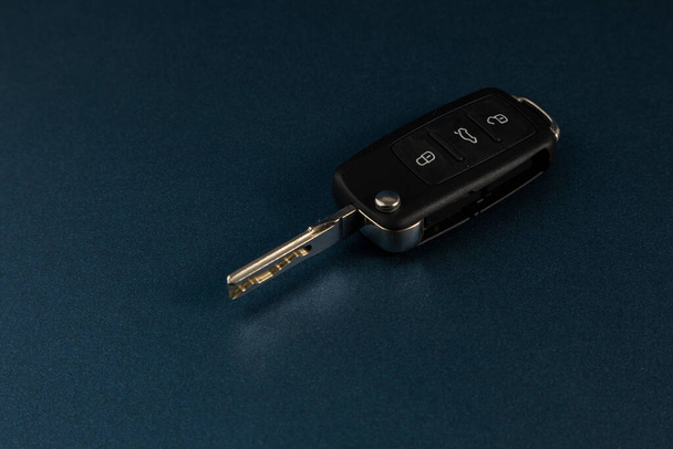 Autó kulcsok kék háttérrel és helyet a szöveg - Fotó, kép