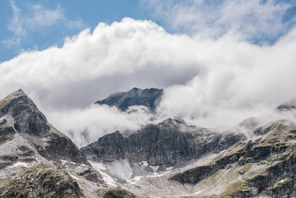 Klidná horská krajina u Rudolfshuette v rakouských Alpách v létě - Fotografie, Obrázek