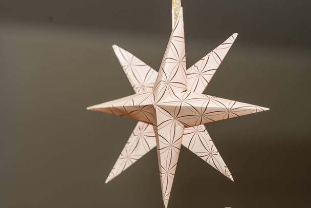 Tinkered 3D star - imagen tridimensional estrella de papel lanzado, espacio de copia - Foto, Imagen