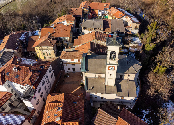 Vue aérienne du clocher de l'église Sainte Maria Maddalena à Ferrera di Varese, province de Varèse, Lombardie, Italie - Photo, image