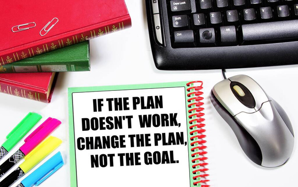Si el plan no funciona, cambie el plan, no la meta. La inscripción en el cuaderno de planificación de futuros asuntos. - Foto, imagen