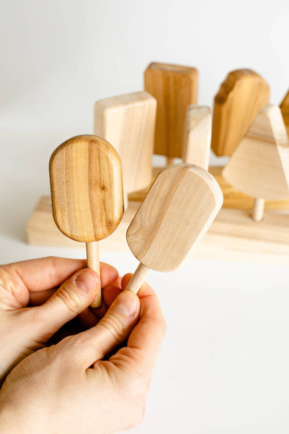 Közelkép a fa montessori játék a női kéz - Fotó, kép