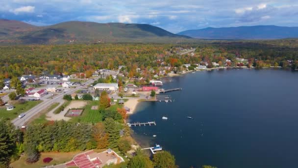 Center Harbor centrum luchtfoto uitzicht in de herfst met de waterkant van Lake Winnipesaukee, New Hampshire NH, Verenigde Staten.  - Video