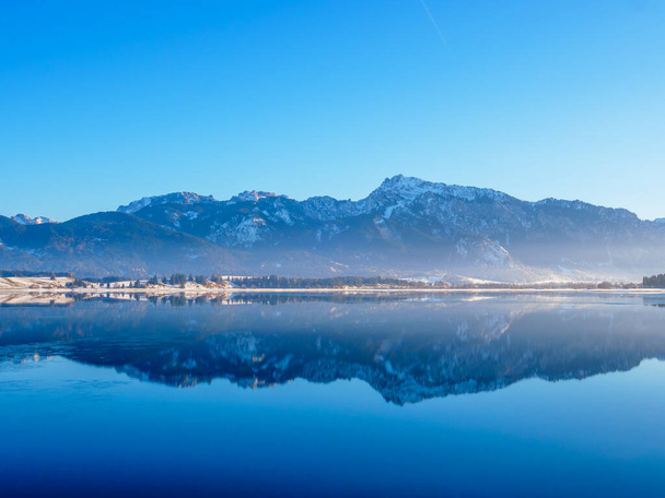 Paisaje invernal con montañas y un lago - Foto, imagen