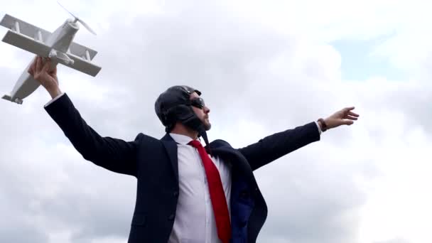 homem de negócios em traje piloto com avião pronto para voar, ideia - Filmagem, Vídeo