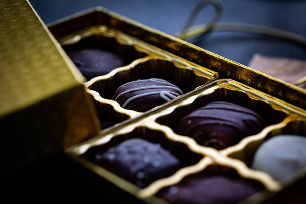 Dulces de chocolate en una caja dorada
 - Foto, Imagen
