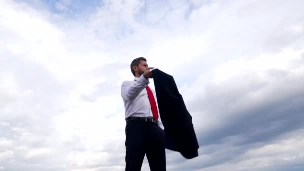 mature chef d'entreprise avec veste sur fond de ciel, leadership - Séquence, vidéo