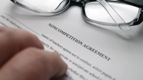 Finger tapping on non competition agreement - Filmmaterial, Video