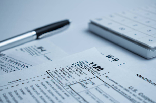 The tax forms with money and the pen. Tax Day concept. - Foto, Imagem