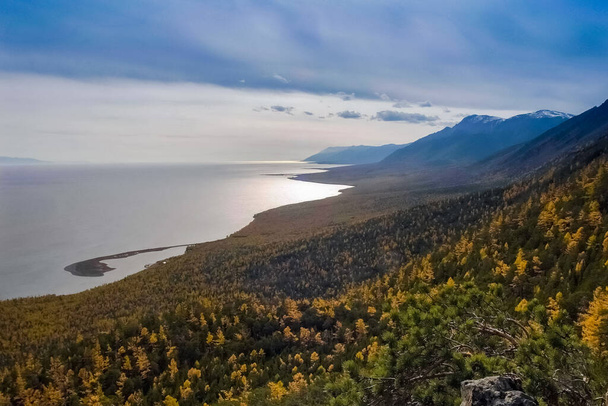 Natura autunnale sul lago Baikal. Paesaggio e flora di Baikal
 - Foto, immagini
