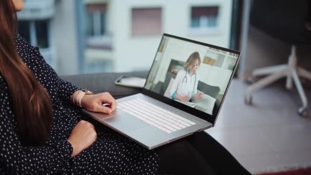 Écran d'ordinateur portable avec femme médecin à l'écoute patient pendant le rendez-vous de télémédecine  - Séquence, vidéo