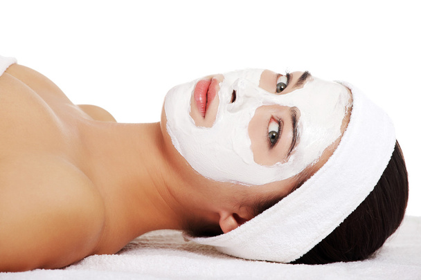 Relaxed woman with a nourishing face mask - Foto, imagen