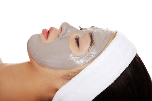 ontspannen vrouw met een voedende gezichtsmasker - Foto, afbeelding