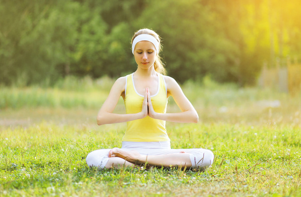 Yoga girl meditates outdoors - Foto, imagen