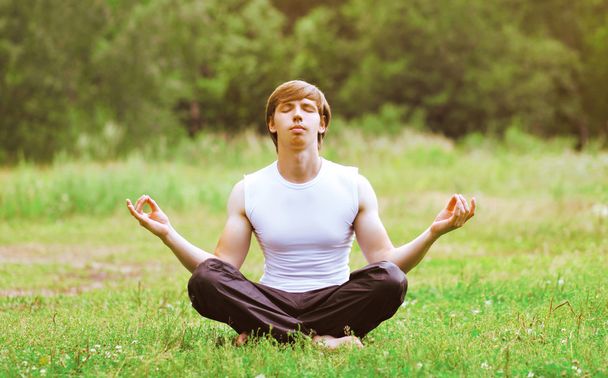 Yoga homme détente en plein air
 - Photo, image