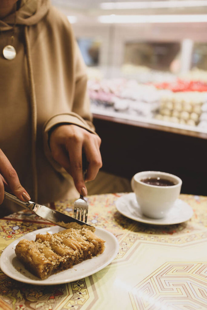 Tradycyjny turecki deser baklava z nerkowca, orzechy włoskie. Domowej roboty baklava z orzechami i miodem. - Zdjęcie, obraz