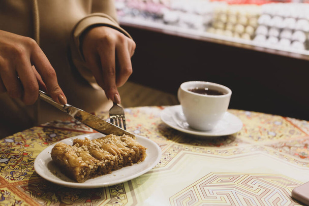 Tradycyjny turecki deser baklava z nerkowca, orzechy włoskie. Domowej roboty baklava z orzechami i miodem. - Zdjęcie, obraz