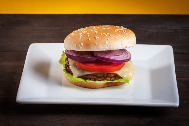 гамбургер на тарелке
 - Фото, изображение