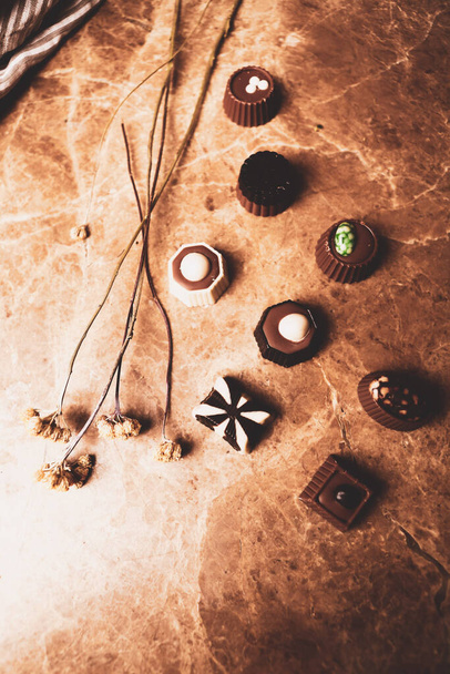 много разнообразных шоколадных пралинов
 - Фото, изображение