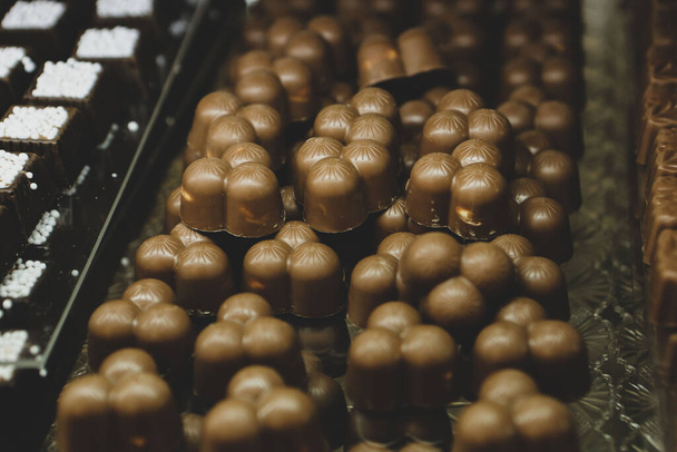 una gran cantidad de variedad de pralinés de chocolate
 - Foto, Imagen