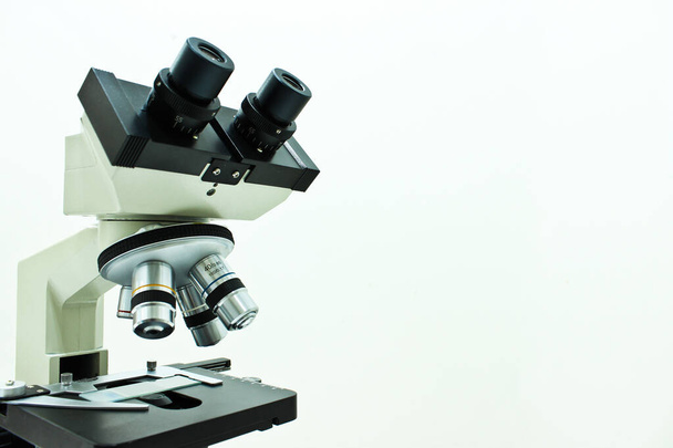 Mikroskop isoliert auf weißem Hintergrund - Foto, Bild