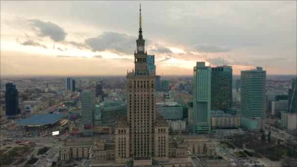 Vista aérea de una torre del reloj del Palacio de la Cultura y la Ciencia en Varsovia, Polonia - Metraje, vídeo