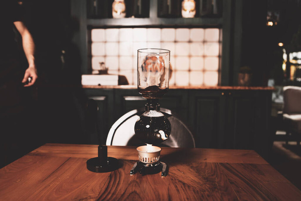 barista brewing coffee in the coffee room - Foto, immagini