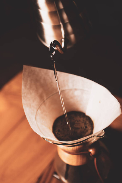 barista elaboración de café en la sala de café - Foto, imagen