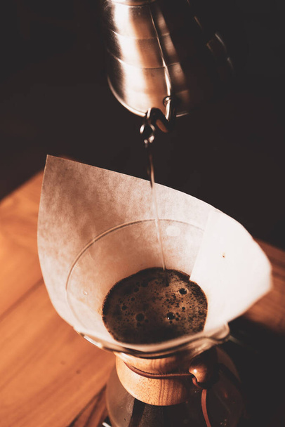 barista keittämässä kahvia kahvihuoneessa - Valokuva, kuva