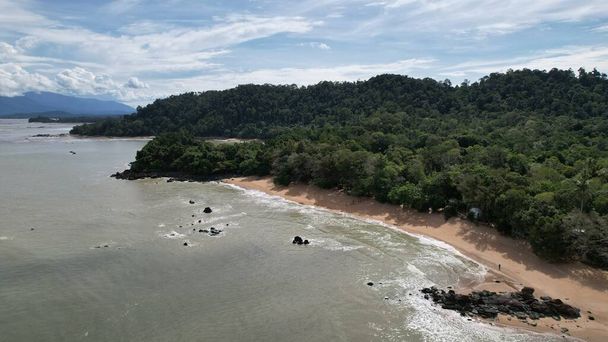 Telok Teluk Melano Coastline i Serabang Beach na najbardziej południowym krańcu Tanjung Datu części Sarawak i Borneo Island - Zdjęcie, obraz